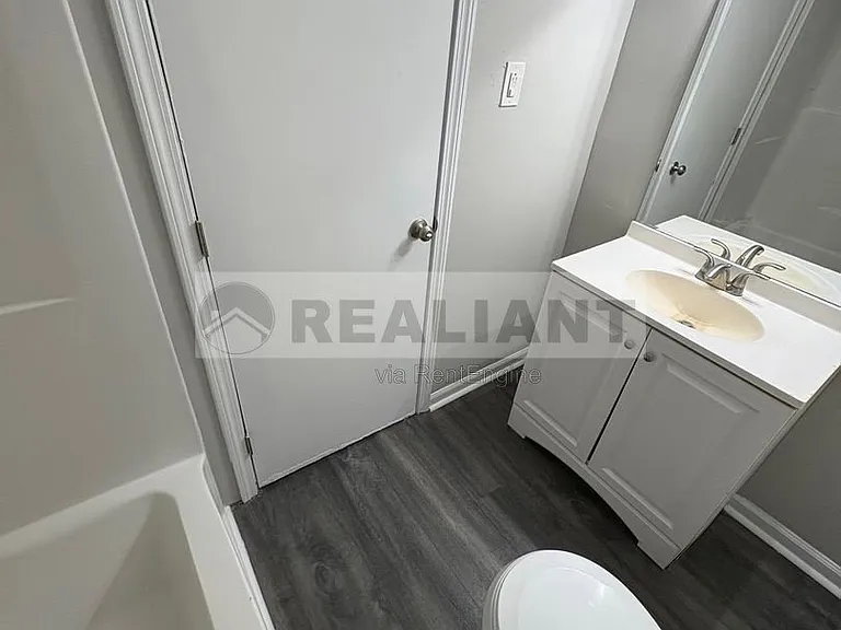 2021 Cambridge Dr #10 — Photo 5