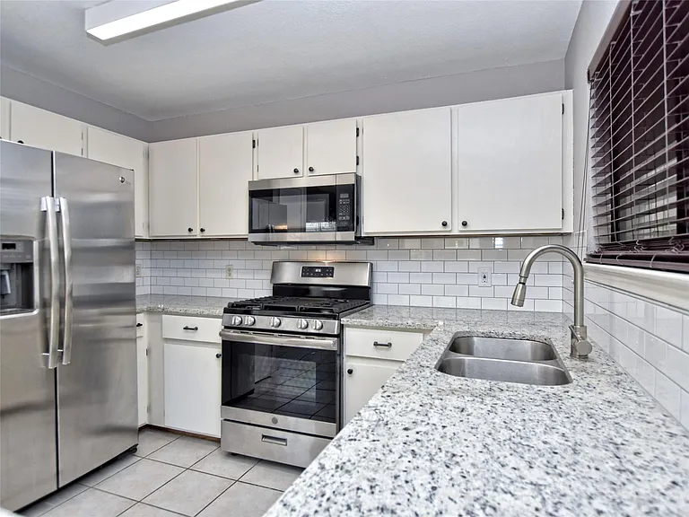 813 Primrose Ln — Photo 14