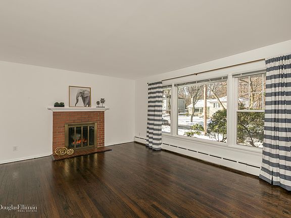 2nd image of 44 Morewood Oaks