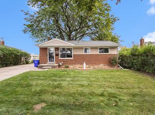 32864 Beacon Ln, Fraser, MI 48026