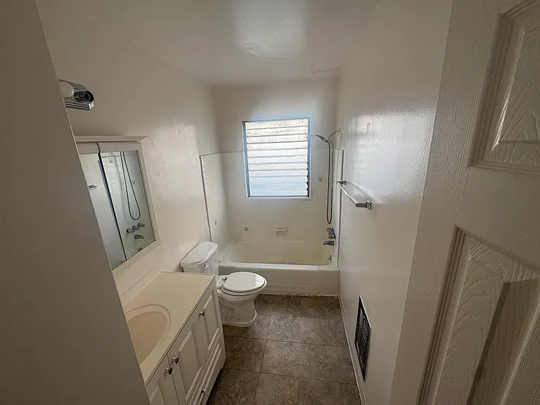 500 S Oxford Ave #1 — Photo 5