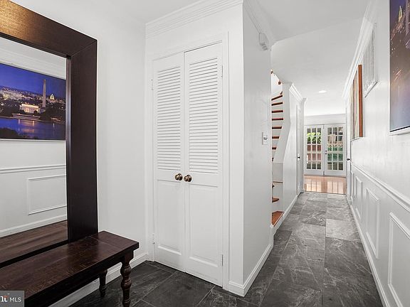 4th image of 686 S Columbus St
