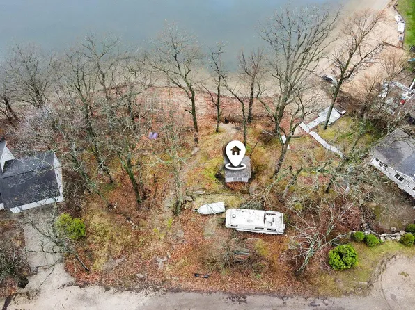 10556 Highland Dr, Delton, MI 49046