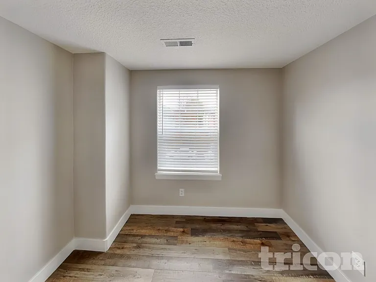 6007 NE 60th Ave — Photo 9