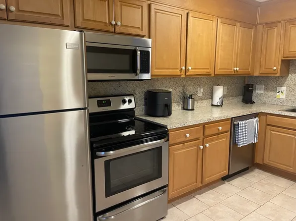 3 Chapel Hill Dr APT 4, Plymouth, MA 02360