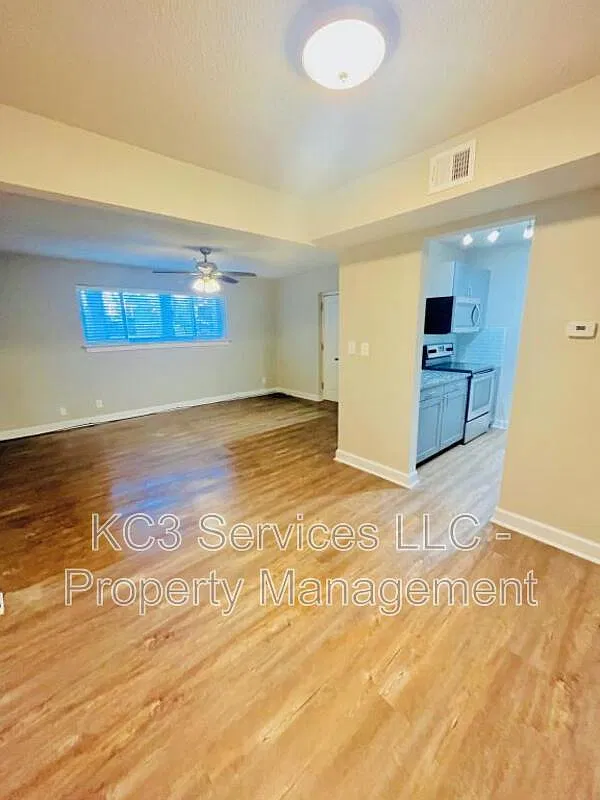 3710 Wyandotte St — Photo 4