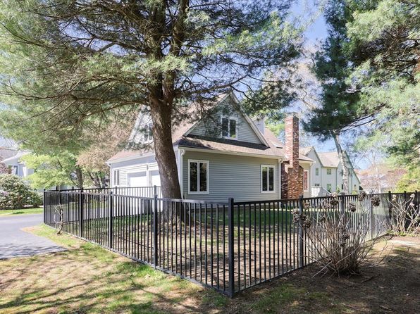 8 Fieldstone Ln, Natick, MA 01760