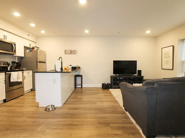 492 Roxborough Ave — Photo 37