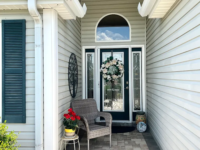565 Brighton Dr — Photo 2