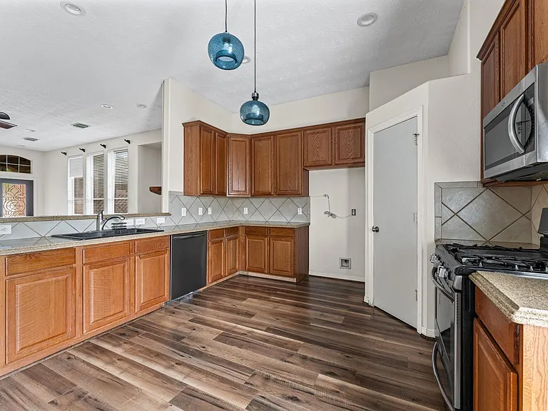 1875 Redwood Ln — Photo 9