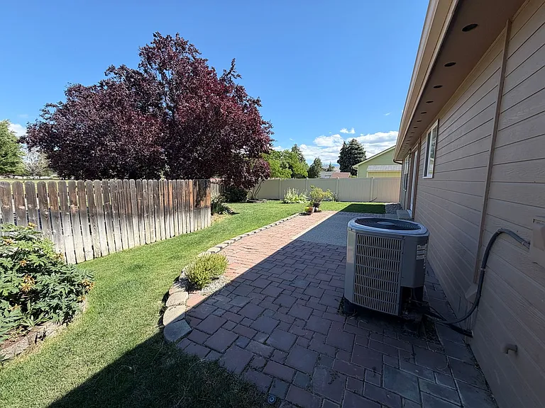 1721 Angela St — Photo 16