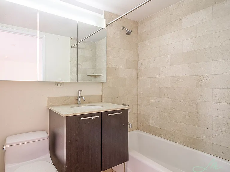 636 E 11th St #PHB — Photo 6