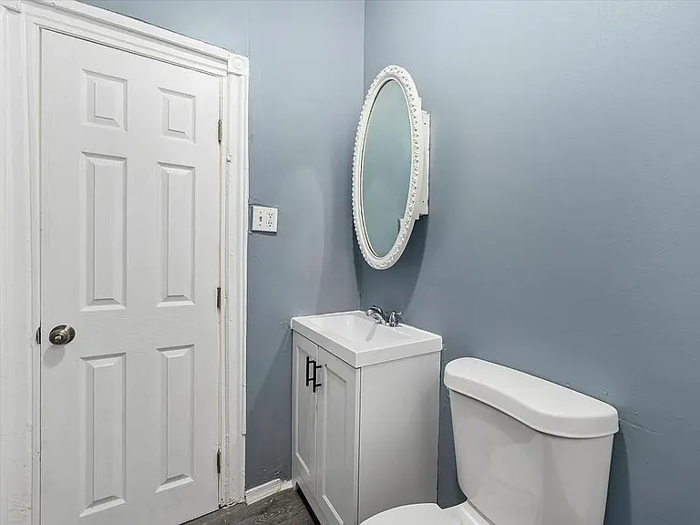 1110 Morton Ave — Photo 7