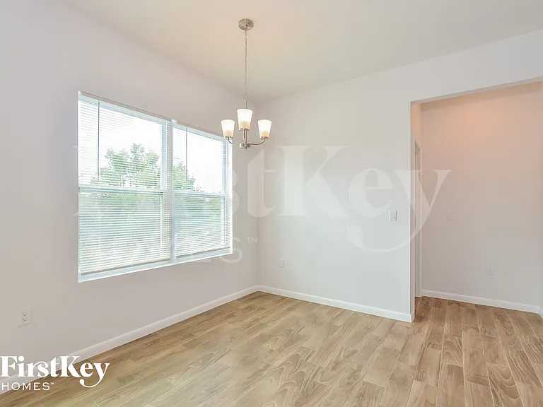 2011 E Prairie Cir — Photo 6
