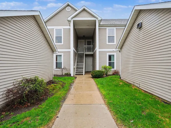 1492 Fox Pointe Cir, Ann Arbor, MI 48108