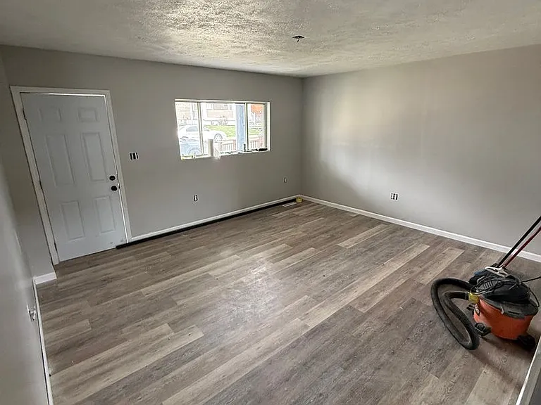 1393 Leishman Ave — Photo 1