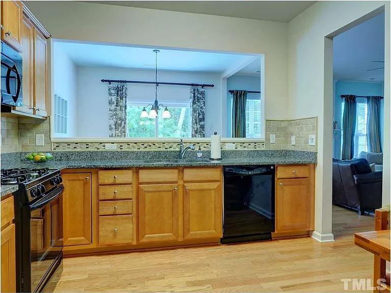 516 Dyersville Dr — Photo 8