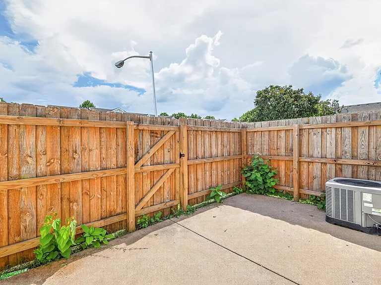 407 Arapaho Dr — Photo 29