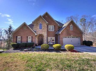 1301 Hickory Ln, Dandridge, TN 37725