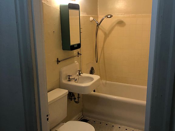2nd image of 516 Bellevue Ave E #202