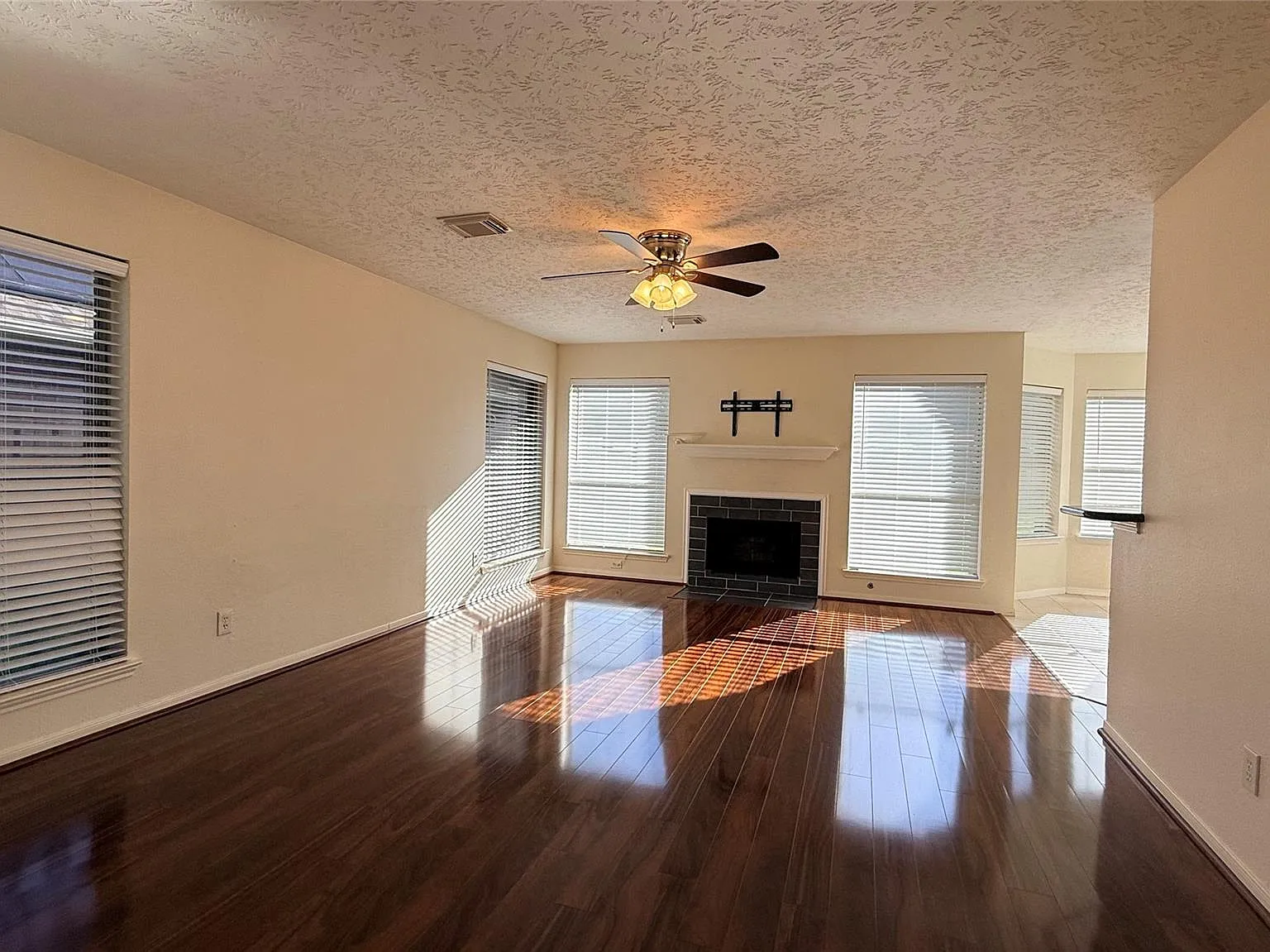 3 bed, 2.5 bath, 2124 sqft, $2,400 — Photo 3