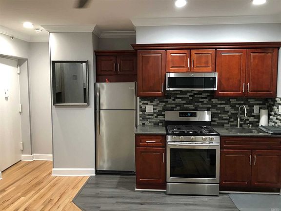 2nd image of 25 West Broadway