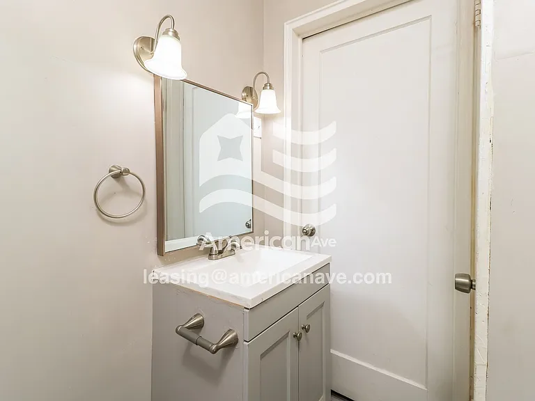1049778_010_wm_-_main_bathroom_13388130.jpg