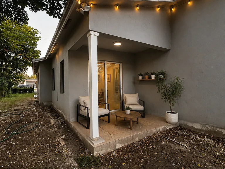 ____ Demo furnishings only. Apartment is rented unfurnished.
____ Mobiliario de muestra. El apartamento se renta sin amueblar.