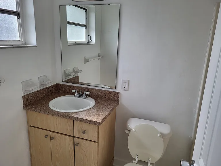921 SW 4th St — Photo 6