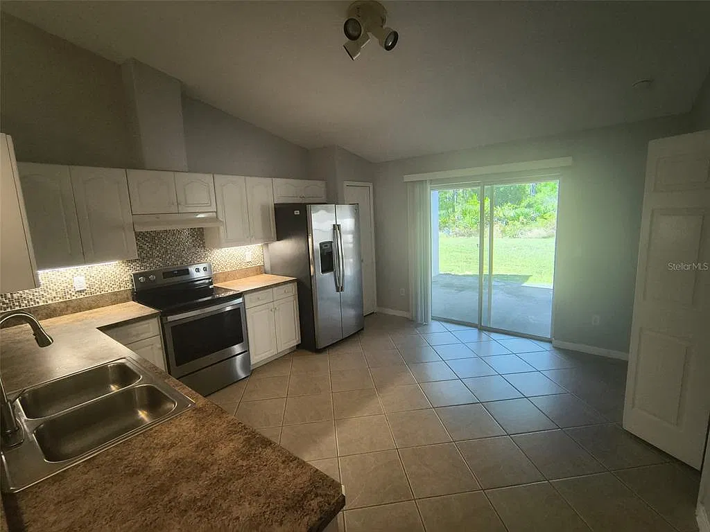 3 bed, 2.0 bath, 1376 sqft, $1,600 — Photo 4