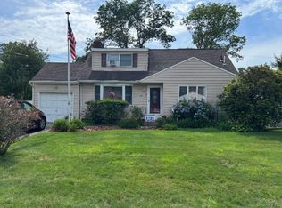 14 Eastwood Dr, North Babylon, NY 11703