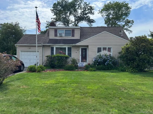 14 Eastwood Drive, North Babylon, NY 11703