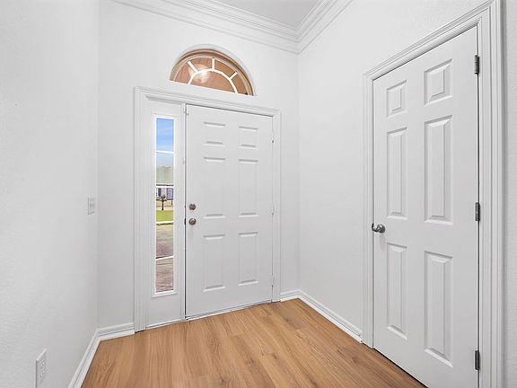 4th image of 2881 N Bermuda Ave