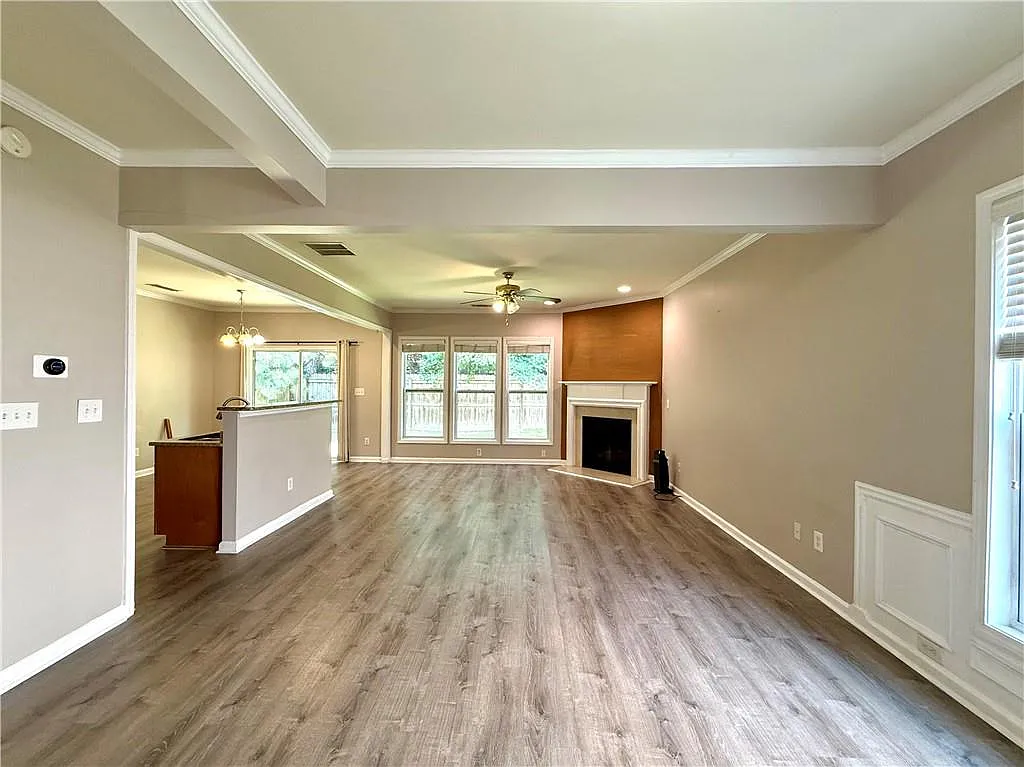 3 bed, 2.5 bath, 1895 sqft, $2,295 — Photo 3