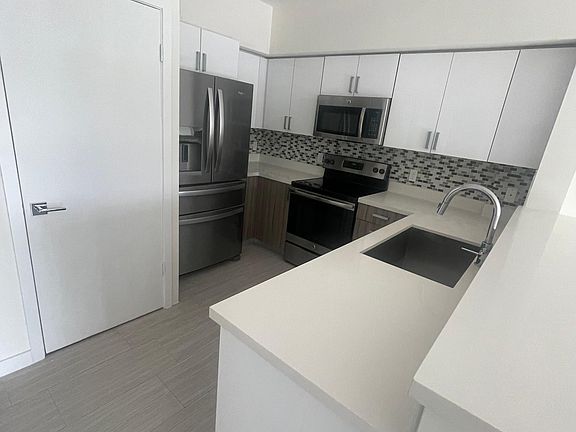 3rd image of 421 NE 35th St #406