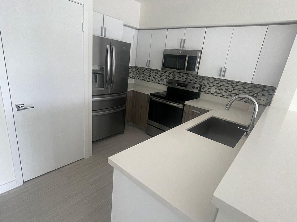 1st image of 421 NE 35th St #305