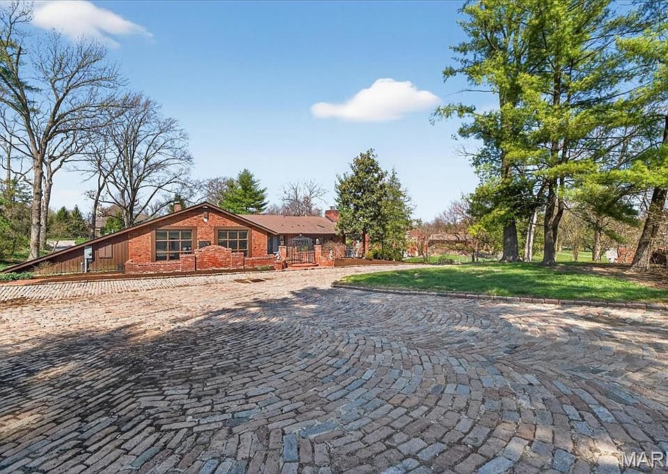1st image of 10 Vouga Ln