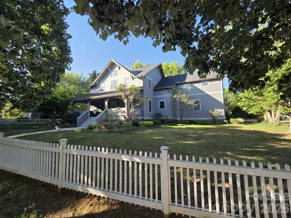 1066 Columbine Rd, Asheville, NC 28803