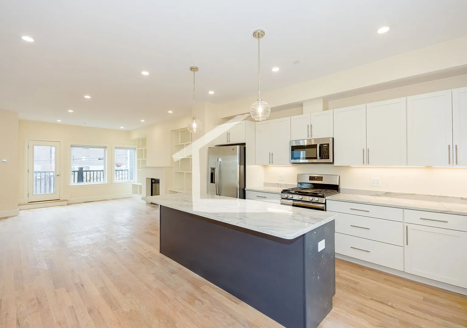Brand New 3,500 Sq. Ft. Luxury Townhouse in Oak Square w Built In Garage! 1st & Security Only, La... — Photo 1