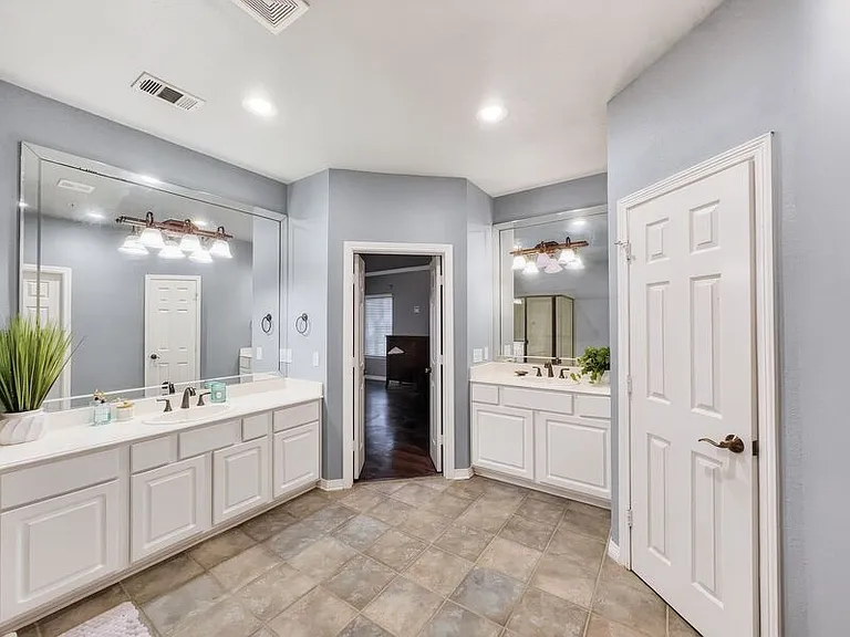 1004 Colonial Dr #TX 75019 — Photo 8
