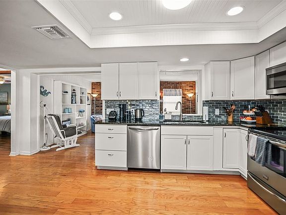 2nd image of 985 Gulf View Blvd