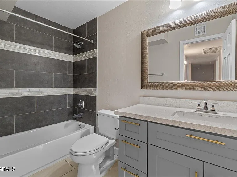4233 N Miller Rd — Photo 26
