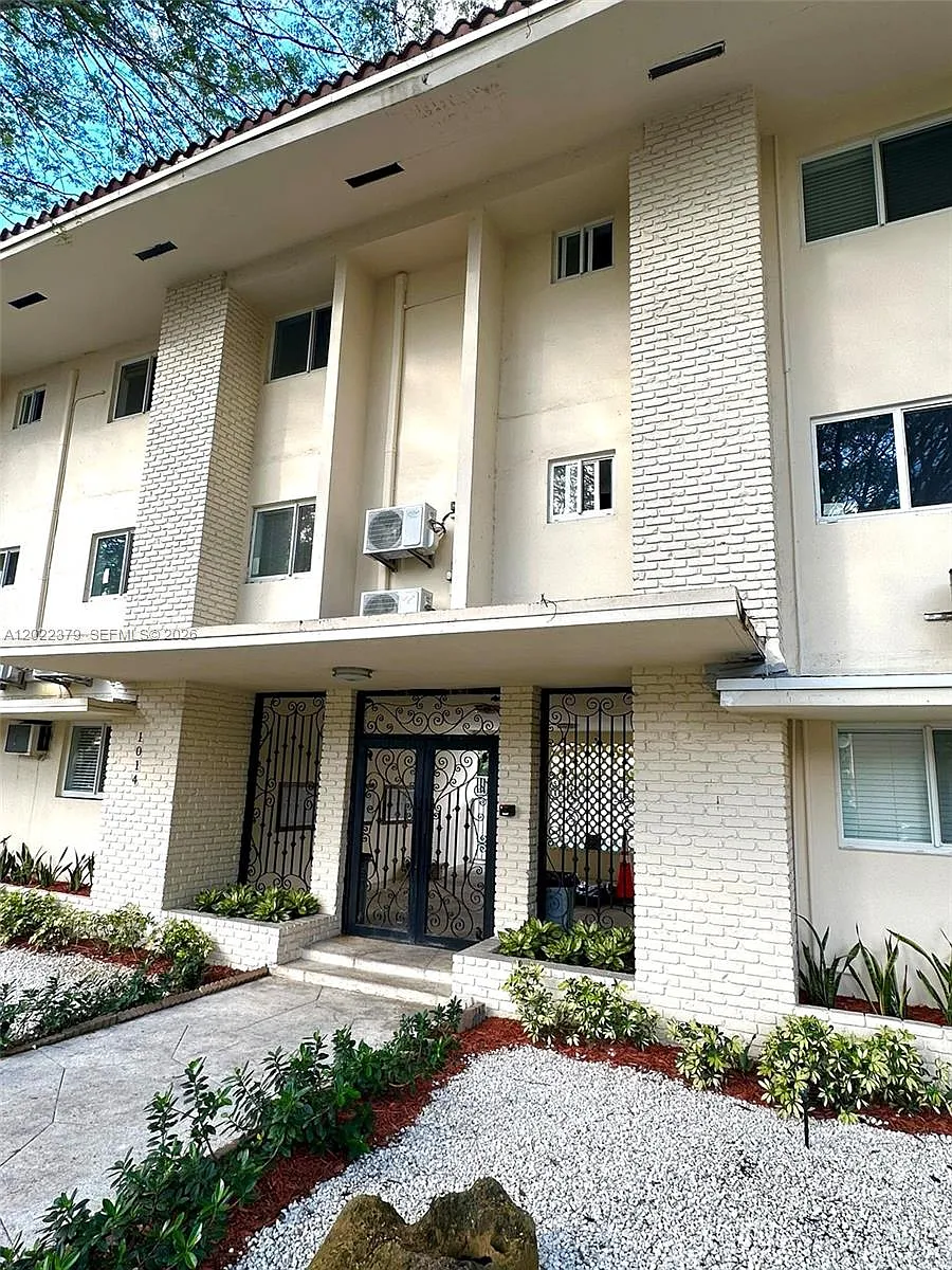 Building Photo - 1014 Salzedo St #311