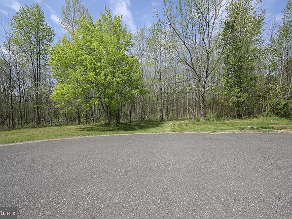 3rd image of 140 Winding Way