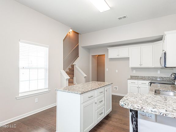 5th image of 118 Magnolia Gardens Dr