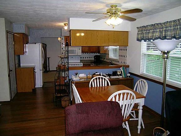 5th image of 975 Forest View Ct