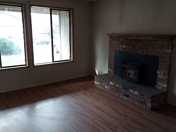 3rd image of 703 SE 122nd Ct