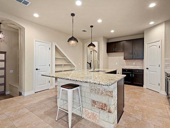 5th image of 129 Bonn Dr