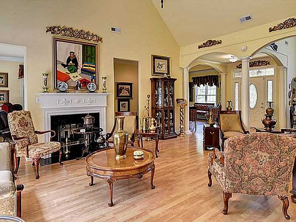 5th image of 3117 Hollow Oak Dr