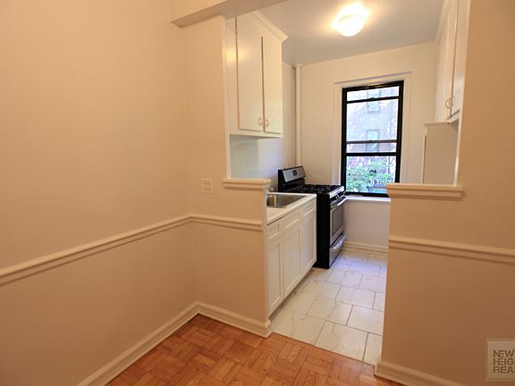 3rd image of 72 Park Ter W APT E26